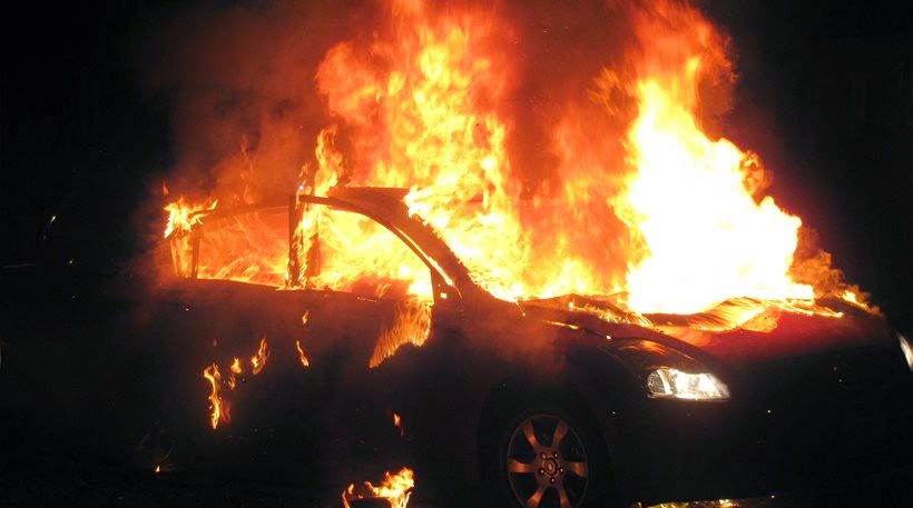 Εμπρηστική επίθεση σε αυτοκίνητο της ελληνικής διπλωματικής αποστολής στο Βερολίνο - Φωτογραφία 1