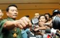Ινδονήσιος στρατηγός «τα σπάει» για να αποδείξει ότι δεν διάγει πολυτελή βίο