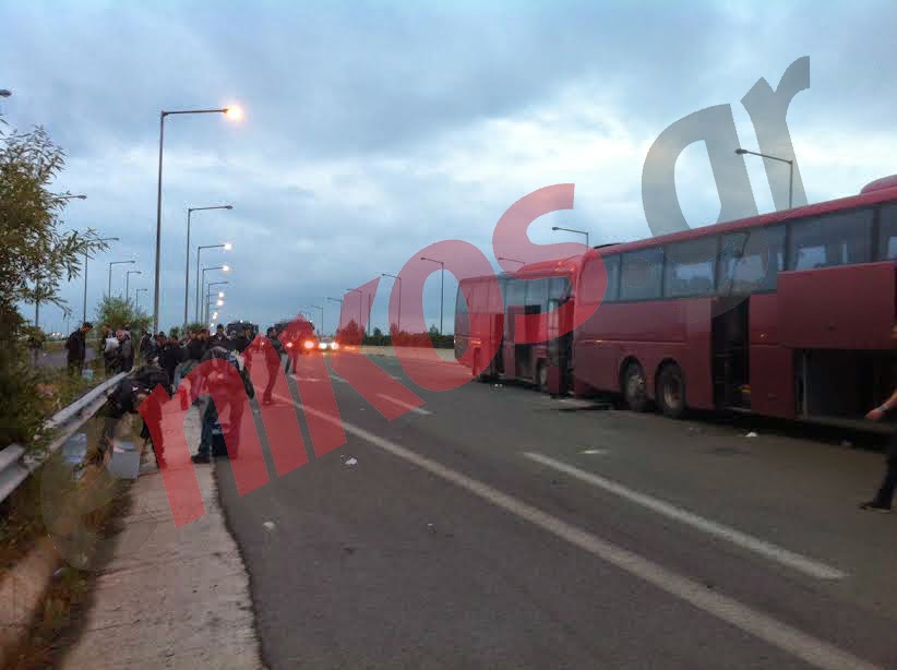 Καραμπόλα με πέντε λεωφορεία από το κονβόι των οπαδών του ΠΑΟΚ - Δείτε φωτο - Φωτογραφία 2