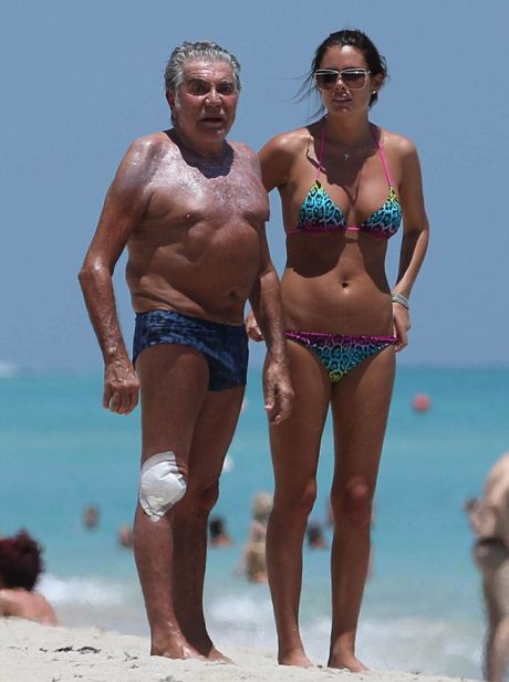 Ο Καβάλι στην παραλία με την 45 χρόνια νεότερη σύντροφό του! - Φωτογραφία 2
