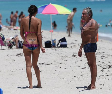 Ο Καβάλι στην παραλία με την 45 χρόνια νεότερη σύντροφό του! - Φωτογραφία 4
