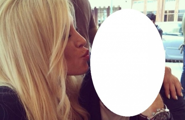 ΦΩΤΟ-Ποιον φιλάει η Καινούργιου; - Φωτογραφία 1