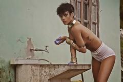Δεν το φοβάται το γυμνό η Rihanna ακόμη κι αν είναι εξώφυλλο στη Vogue Βραζιλίας.