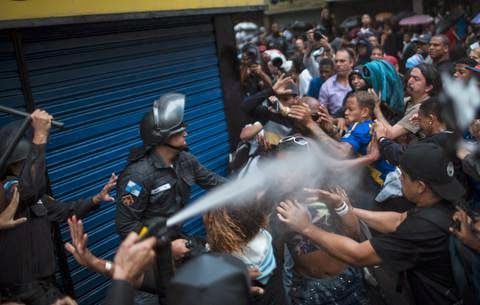 Χάος και βία στις φαβέλες του Ρίο - Φωτογραφία 1