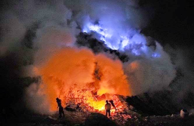 Εκπληκτικό θέαμα ηφαιστείου με μπλε λάβα! [photos&video] - Φωτογραφία 10