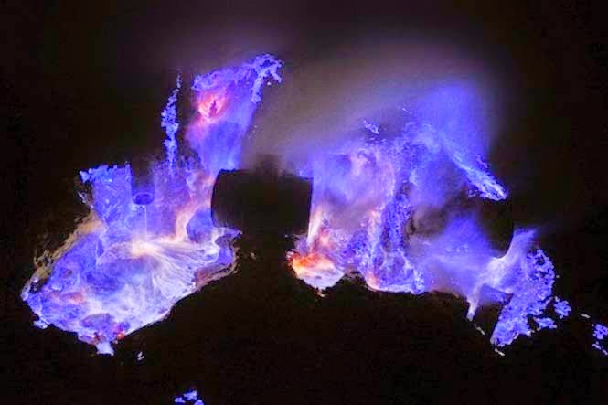 Εκπληκτικό θέαμα ηφαιστείου με μπλε λάβα! [photos&video] - Φωτογραφία 5