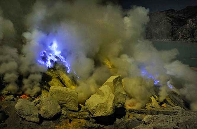 Εκπληκτικό θέαμα ηφαιστείου με μπλε λάβα! [photos&video] - Φωτογραφία 6
