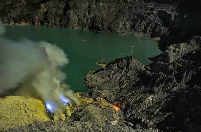 Εκπληκτικό θέαμα ηφαιστείου με μπλε λάβα! [photos&video] - Φωτογραφία 8
