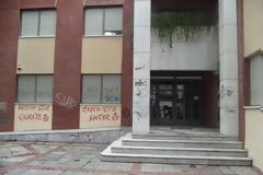 Τρίκαλα: Έβαψαν με σπρέι Εκλογικά Κέντρα και το Δημαρχείο