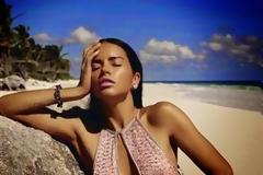 Φωτιές ανάβει η Adriana Lima στην παραλία