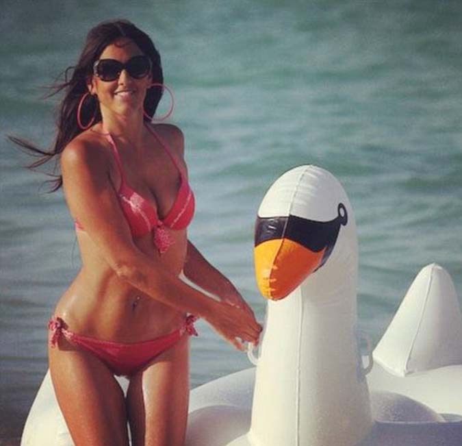 Claudia Romani: Καβάλα... σε έναν πλαστικό κύκνο - Φωτογραφία 2