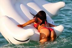 Claudia Romani: Καβάλα... σε έναν πλαστικό κύκνο