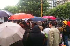 Σπρωξιές και φωνές για τα δωρεάν προϊόντα των παραγωγών λαϊκών αγορών στην Καμάρα [Photos - Video]