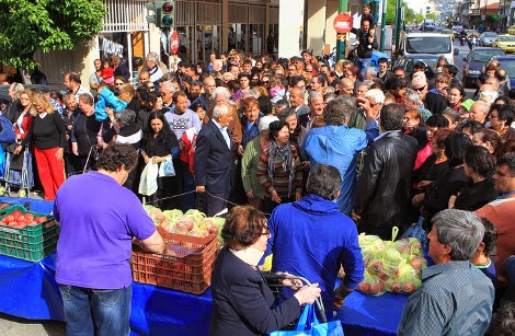 Λιποθυμίες και ποδοπάτημα στον Κολωνό για μια σακούλα λαχανικά - Δεκάδες απλωμένα χέρια για ένα μαρούλι - Φωτογραφία 10