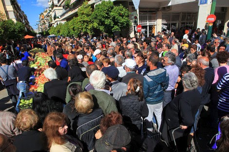 Λιποθυμίες και ποδοπάτημα στον Κολωνό για μια σακούλα λαχανικά - Δεκάδες απλωμένα χέρια για ένα μαρούλι - Φωτογραφία 11