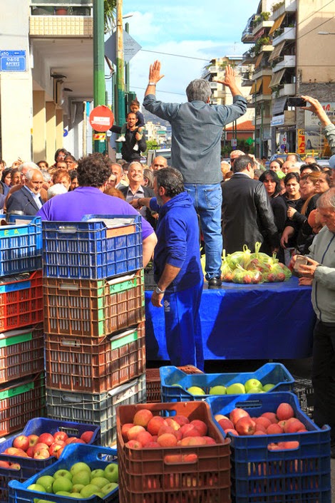 Λιποθυμίες και ποδοπάτημα στον Κολωνό για μια σακούλα λαχανικά - Δεκάδες απλωμένα χέρια για ένα μαρούλι - Φωτογραφία 12
