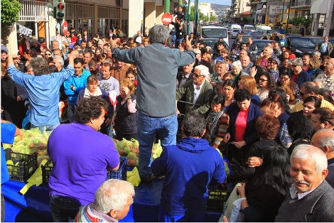 Λιποθυμίες και ποδοπάτημα στον Κολωνό για μια σακούλα λαχανικά - Δεκάδες απλωμένα χέρια για ένα μαρούλι - Φωτογραφία 13