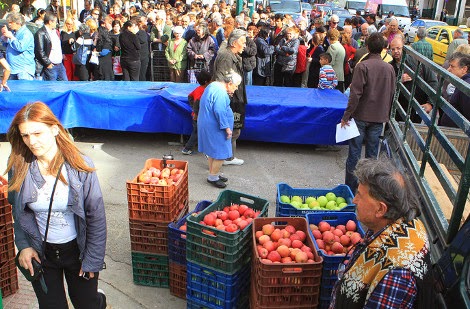 Λιποθυμίες και ποδοπάτημα στον Κολωνό για μια σακούλα λαχανικά - Δεκάδες απλωμένα χέρια για ένα μαρούλι - Φωτογραφία 14