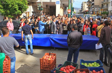 Λιποθυμίες και ποδοπάτημα στον Κολωνό για μια σακούλα λαχανικά - Δεκάδες απλωμένα χέρια για ένα μαρούλι - Φωτογραφία 15