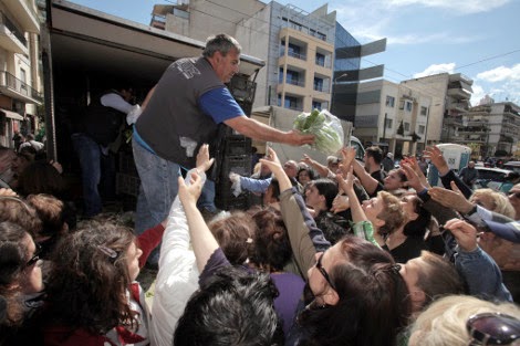 Λιποθυμίες και ποδοπάτημα στον Κολωνό για μια σακούλα λαχανικά - Δεκάδες απλωμένα χέρια για ένα μαρούλι - Φωτογραφία 2