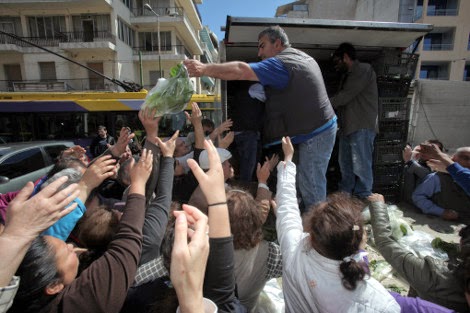 Λιποθυμίες και ποδοπάτημα στον Κολωνό για μια σακούλα λαχανικά - Δεκάδες απλωμένα χέρια για ένα μαρούλι - Φωτογραφία 3