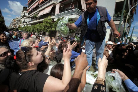 Λιποθυμίες και ποδοπάτημα στον Κολωνό για μια σακούλα λαχανικά - Δεκάδες απλωμένα χέρια για ένα μαρούλι - Φωτογραφία 4