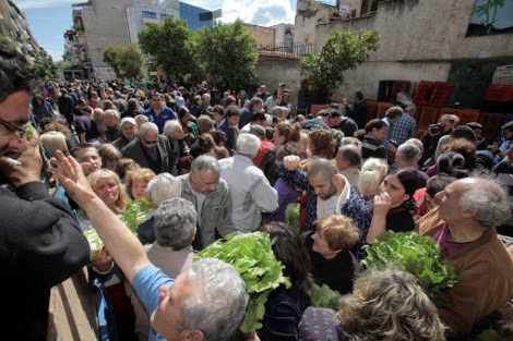 Λιποθυμίες και ποδοπάτημα στον Κολωνό για μια σακούλα λαχανικά - Δεκάδες απλωμένα χέρια για ένα μαρούλι - Φωτογραφία 5