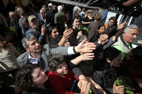 Λιποθυμίες και ποδοπάτημα στον Κολωνό για μια σακούλα λαχανικά - Δεκάδες απλωμένα χέρια για ένα μαρούλι - Φωτογραφία 7