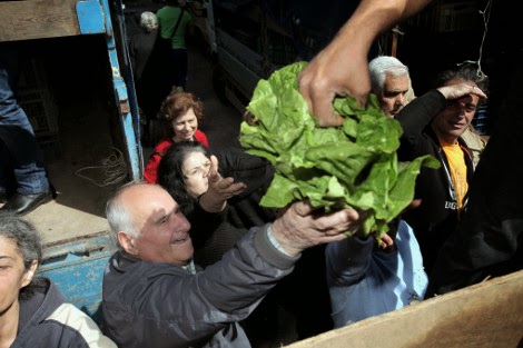 Λιποθυμίες και ποδοπάτημα στον Κολωνό για μια σακούλα λαχανικά - Δεκάδες απλωμένα χέρια για ένα μαρούλι - Φωτογραφία 8