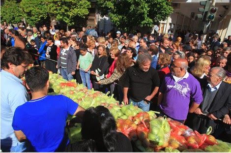 Λιποθυμίες και ποδοπάτημα στον Κολωνό για μια σακούλα λαχανικά - Δεκάδες απλωμένα χέρια για ένα μαρούλι - Φωτογραφία 9