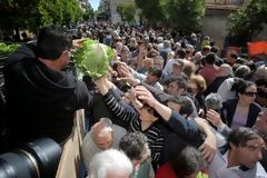 Λιποθυμίες και ποδοπάτημα στον Κολωνό για μια σακούλα λαχανικά - Δεκάδες απλωμένα χέρια για ένα μαρούλι