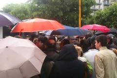 Κοσμοσυρροή στις λαϊκές αγορές για μια σακούλα δωρεάν προϊόντα [video]