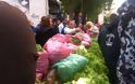 Κοσμοσυρροή στις λαϊκές αγορές για μια σακούλα δωρεάν προϊόντα [video] - Φωτογραφία 3