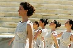 Εντυπωσίασε η νέα πρωθιέρεια Κατερίνα Λέχου στην τελετή αφής της Φλόγας για τους Ολυμπιακούς Αγώνες Νέων