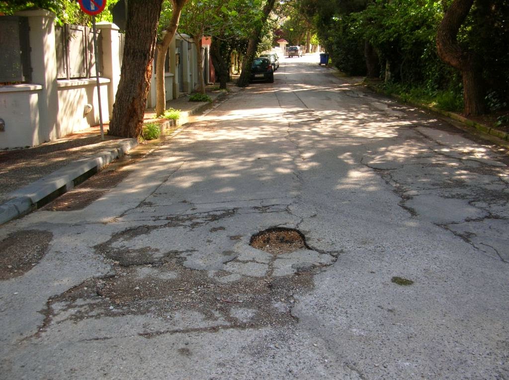 Ξαναφυτρωσαν οι τρύπες λόγω καθίζησης στα μπαζώματα των ορυγμάτων του έργου της αποχέτευσης στο Διόνυσο - Φωτογραφία 6