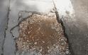 Ξαναφυτρωσαν οι τρύπες λόγω καθίζησης στα μπαζώματα των ορυγμάτων του έργου της αποχέτευσης στο Διόνυσο - Φωτογραφία 9