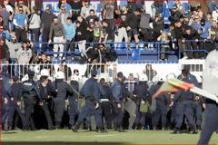 Φωτορεπορτάζ από τα επεισόδια στο Περιστέρι