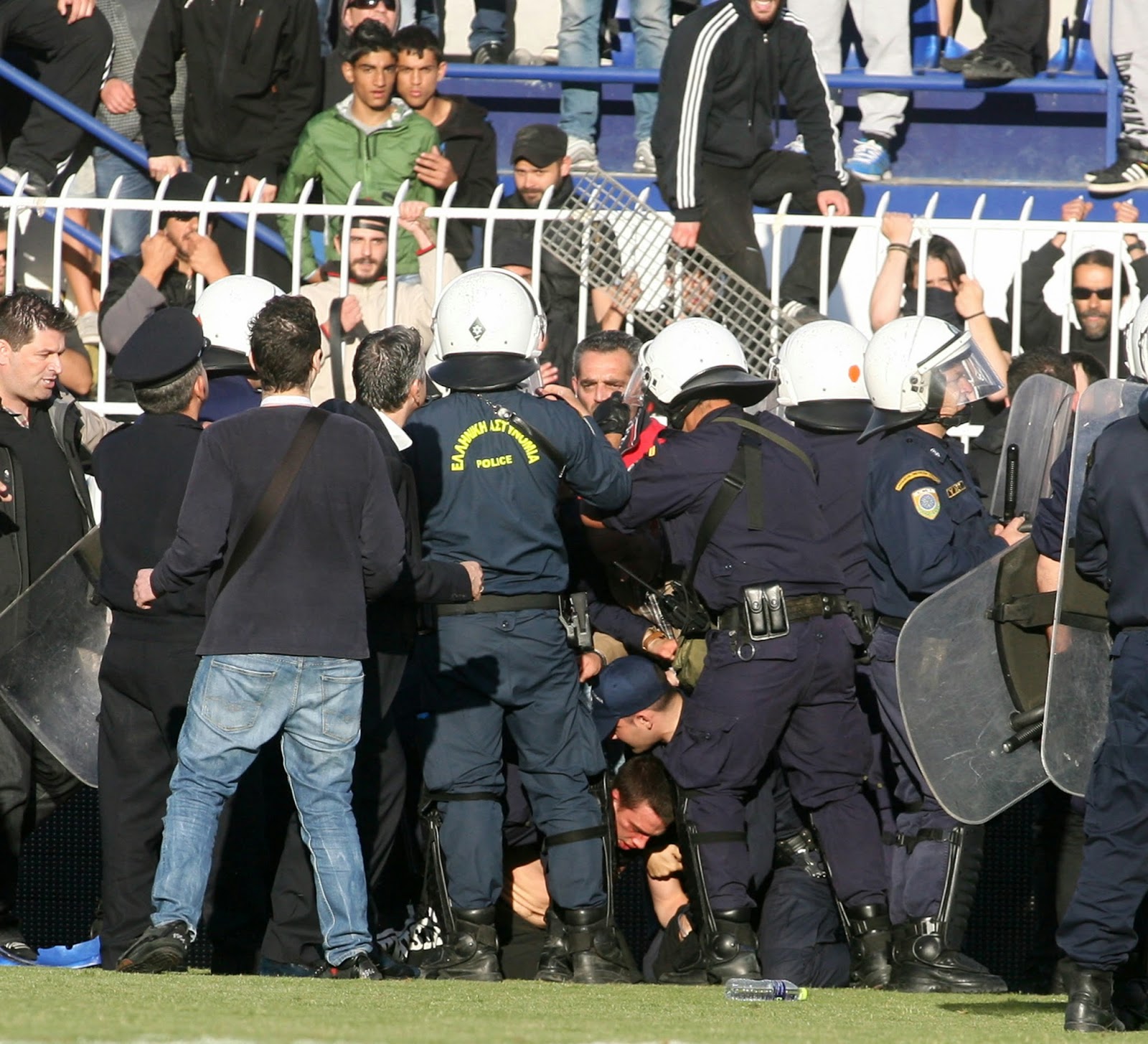 Επεισόδια στο Περιστέρι μετά τη λήξη του αγώνα Ατρόμητος-Παναθηναϊκός όταν οπαδοί ζήτησαν φανέλες ποδοσφαιριστών - Φωτογραφία 2