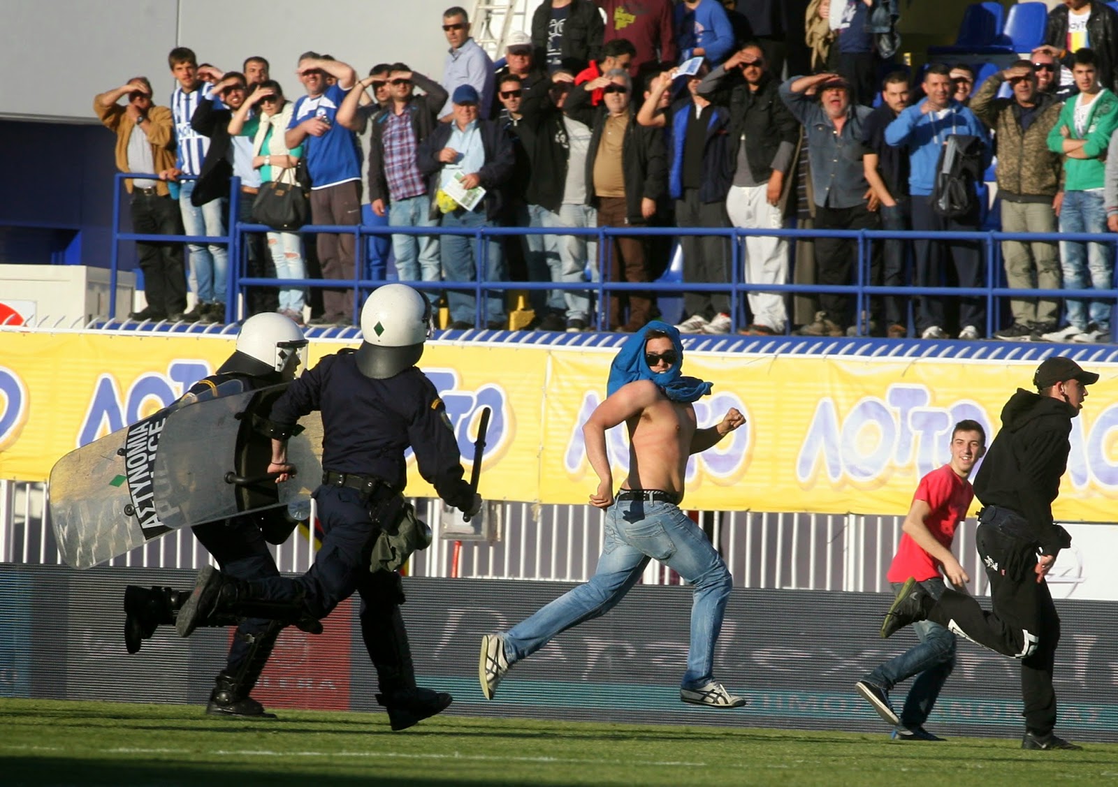 Επεισόδια στο Περιστέρι μετά τη λήξη του αγώνα Ατρόμητος-Παναθηναϊκός όταν οπαδοί ζήτησαν φανέλες ποδοσφαιριστών - Φωτογραφία 4