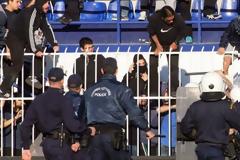 Επεισόδια στο Περιστέρι μετά τη λήξη του αγώνα Ατρόμητος-Παναθηναϊκός όταν οπαδοί ζήτησαν φανέλες ποδοσφαιριστών