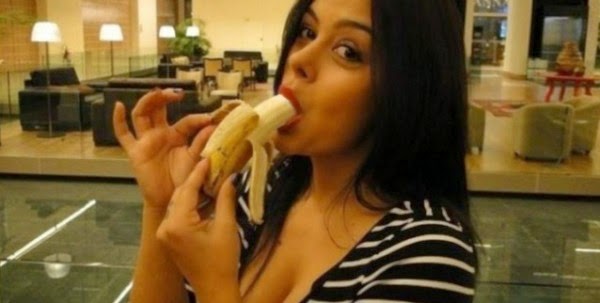 Και η Λαρίσα Ρικέλμε ποζάρει με μπανάνα - Φωτογραφία 1