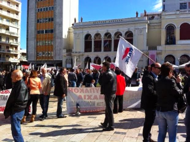 Πάτρα: Ένταση στην πορεία του Εργατικού Κέντρου - Νεαροί προσπάθησαν να πάρουν το πανό - Δείτε φωτο - Φωτογραφία 4