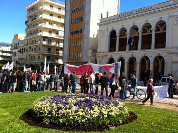 Πάτρα: Ένταση στην πορεία του Εργατικού Κέντρου - Νεαροί προσπάθησαν να πάρουν το πανό - Δείτε φωτο - Φωτογραφία 5