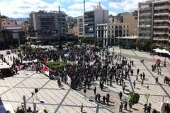 Πάτρα: Ένταση στην πορεία του Εργατικού Κέντρου - Νεαροί προσπάθησαν να πάρουν το πανό - Δείτε φωτο