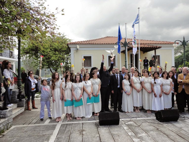 Εκδήλωση διαμαρτυρίας στην Ολυμπία για την τελετή αφής μαϊμού στο Καλλιμάρμαρο - Φωτογραφία 2