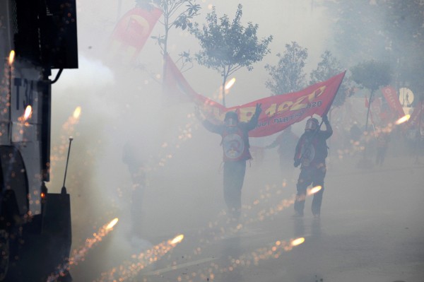 Ντροπή! Έριξαν χημικά ακόμη και σε μικρά παιδιά – Σοκαριστικές φωτογραφίες από τα άγρια επεισόδια στην Κωνσταντινούπολη για την Πρωτομαγιά - Φωτογραφία 12