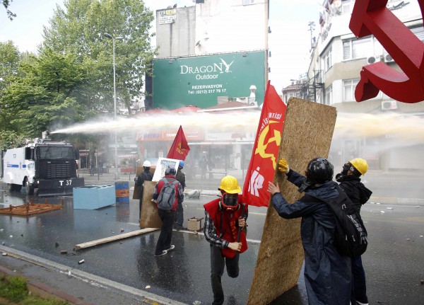 Ντροπή! Έριξαν χημικά ακόμη και σε μικρά παιδιά – Σοκαριστικές φωτογραφίες από τα άγρια επεισόδια στην Κωνσταντινούπολη για την Πρωτομαγιά - Φωτογραφία 15