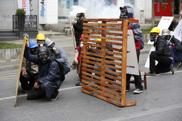 Ντροπή! Έριξαν χημικά ακόμη και σε μικρά παιδιά – Σοκαριστικές φωτογραφίες από τα άγρια επεισόδια στην Κωνσταντινούπολη για την Πρωτομαγιά - Φωτογραφία 16