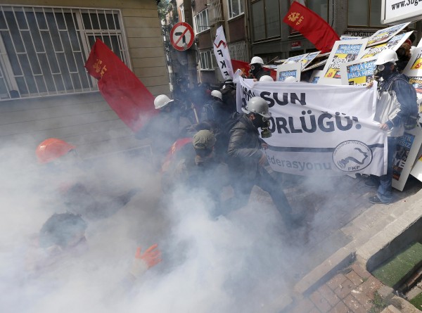 Ντροπή! Έριξαν χημικά ακόμη και σε μικρά παιδιά – Σοκαριστικές φωτογραφίες από τα άγρια επεισόδια στην Κωνσταντινούπολη για την Πρωτομαγιά - Φωτογραφία 17