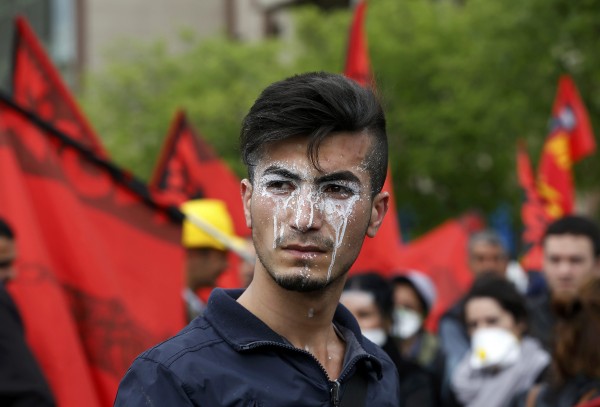 Ντροπή! Έριξαν χημικά ακόμη και σε μικρά παιδιά – Σοκαριστικές φωτογραφίες από τα άγρια επεισόδια στην Κωνσταντινούπολη για την Πρωτομαγιά - Φωτογραφία 18